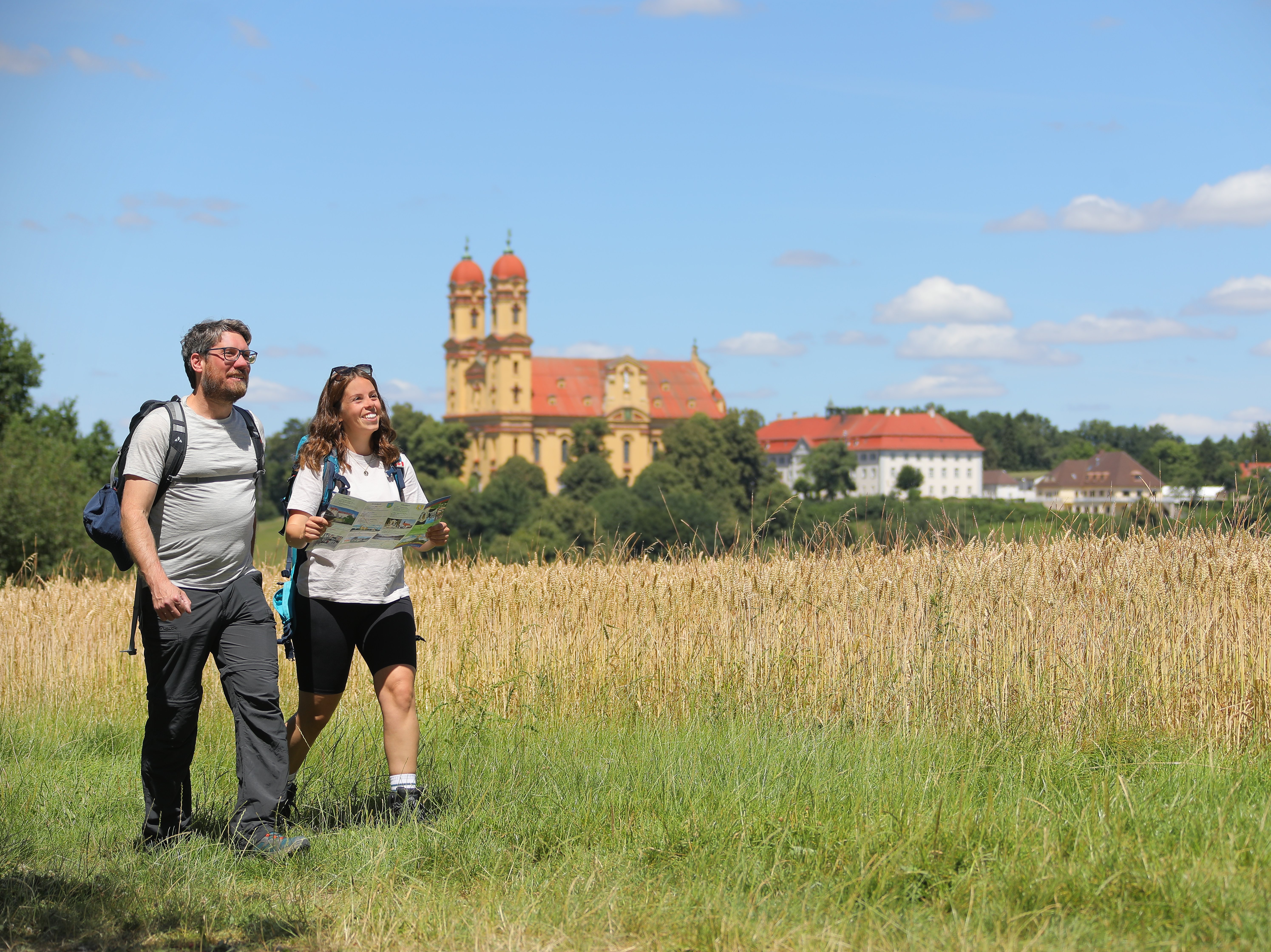 Wanderer mit Wallfahrtskirche Schönenberg im Hintergrund