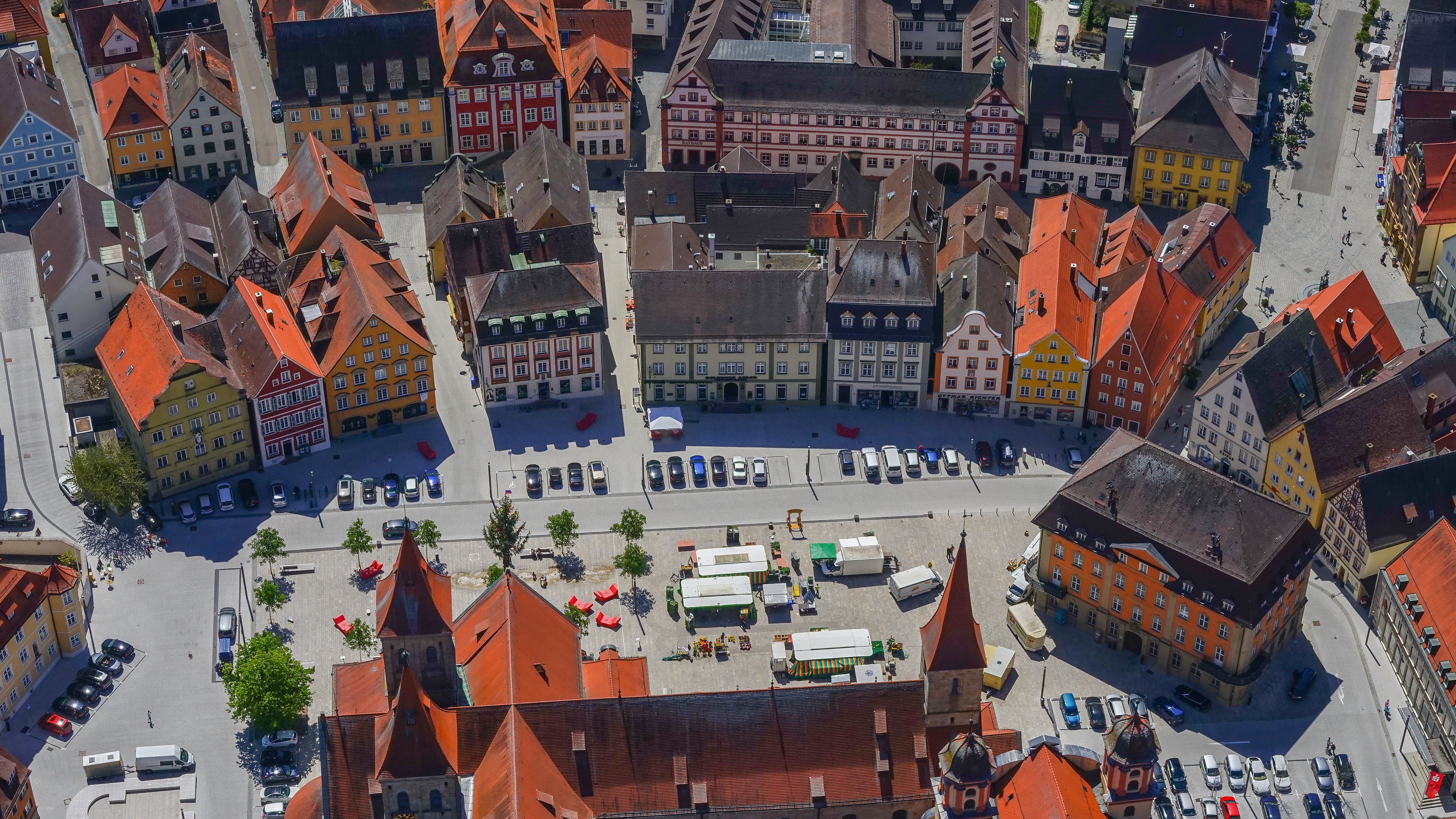 Luftbild Marktplatz mit Marktständen